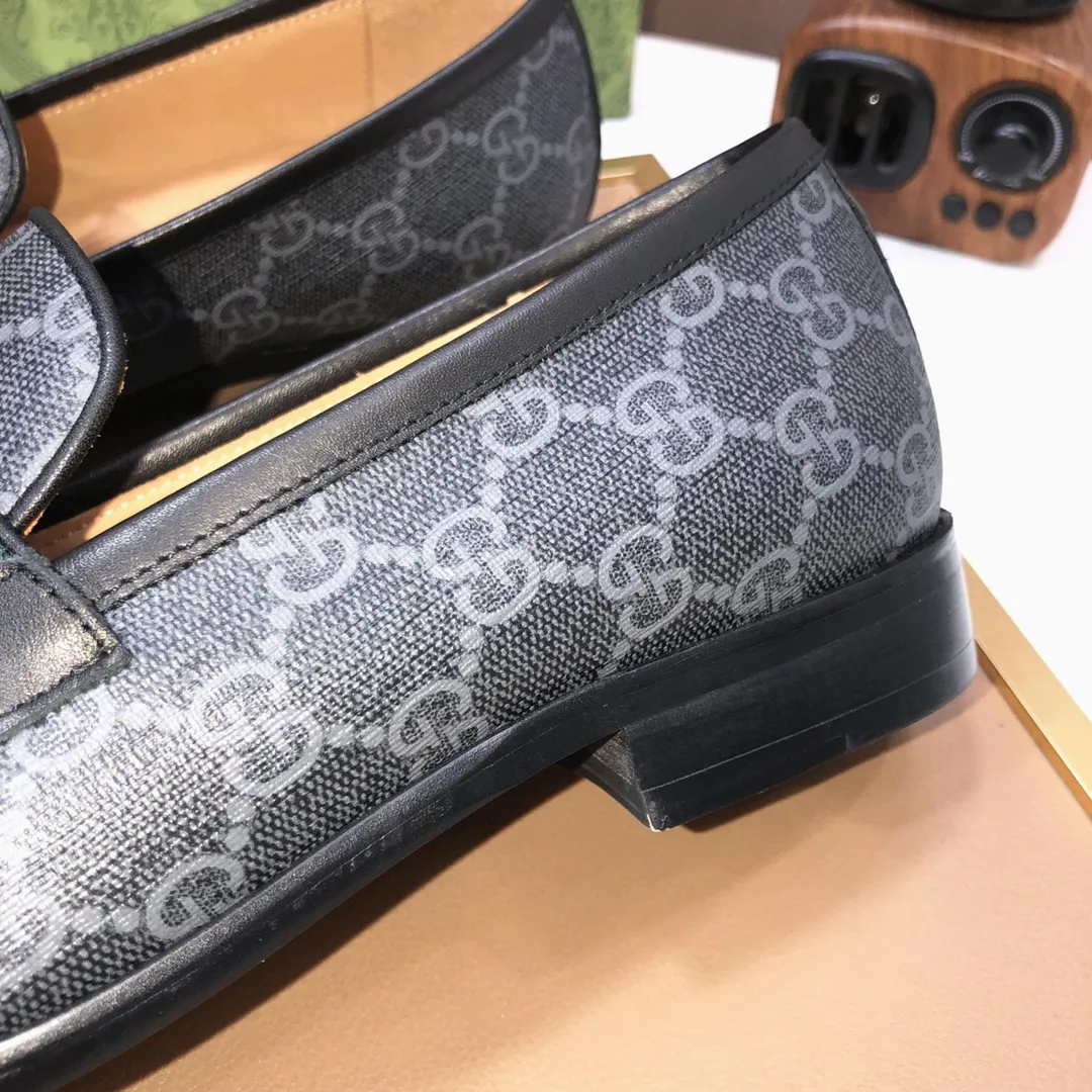 Men's shoes💰500💰Italy's top luxury men's shoe giant (GUCCI) (Gucci) (full cowhide lining) new arrival🍃Original European style🔰 Pleasant to the eye😍In order to make the shoes more durable and non-deformable🌀The production continues to follow traditional methods but there is still no lack of innovation💪Choose original sheepskin for the leather♻️ Smooth and natural And extra bright ⭐Made of imported cowhide, the first choice of rich people 38-45 (45 customized)